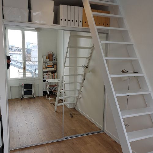Placard grand miroir et escalier blanc combles